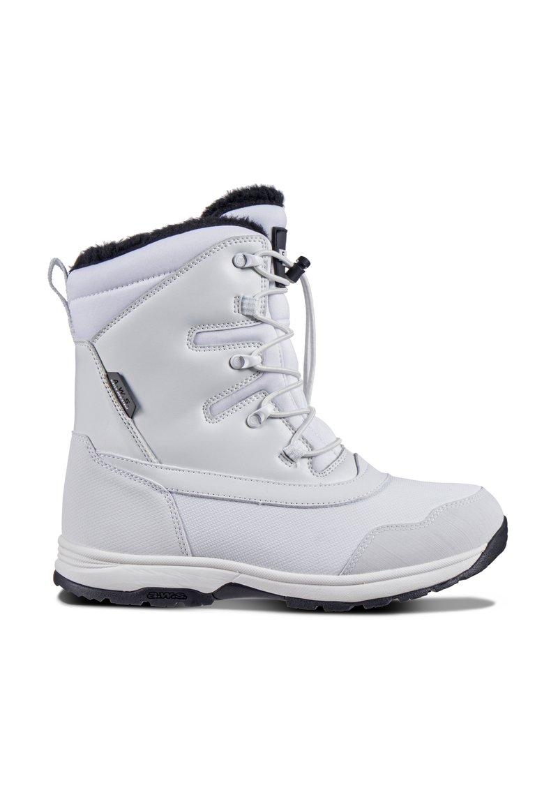 Bota de invierno impermeable blanca con parte superior de tela texturizada, diseño de cordones, cuello de piel sintética y suela de goma resistente.