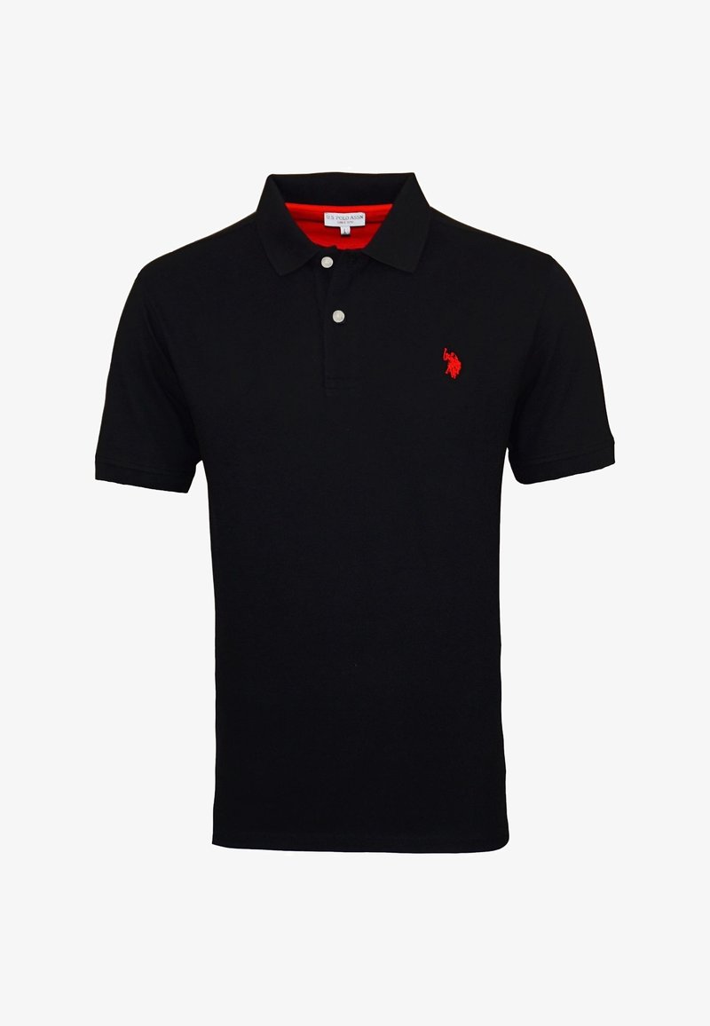 Polo noir avec col, deux boutons et une doublure intérieure rouge. Présente un petit logo rouge brodé sur la poitrine gauche.