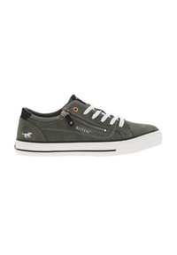 Sneaker in suede verde con lacci bianchi, texture perforata, dettagli neri, logo argento e occhiello arancione, dotata di zip laterale.