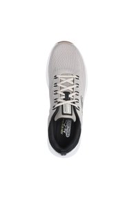 Scarpa sportiva grigio chiaro con tomaia in mesh testurizzato, dettagli neri, suola bianca e punta in gomma beige. Presenta lacci standard e soletta con marchio.