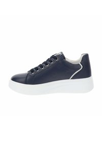Sneaker in pelle blu navy con suola in gomma bianca, dotata di motivi embossati, chiusura con lacci e cuciture a contrasto lungo il tallone.