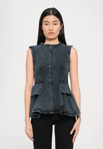 Mouwloze top van donker denim met een aansluitend lijfje, uitlopende peplum en platte zakken, met contrasterende stiksels en een ronde hals.
