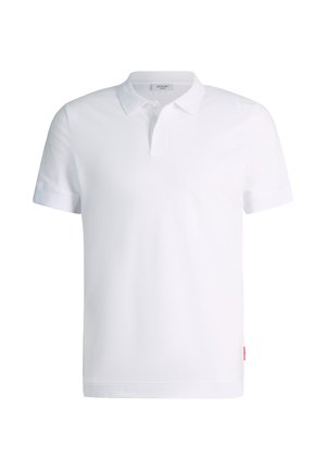 Polo blanc à manches courtes avec deux boutons et un col, présentant une petite étiquette sur la couture latérale gauche.