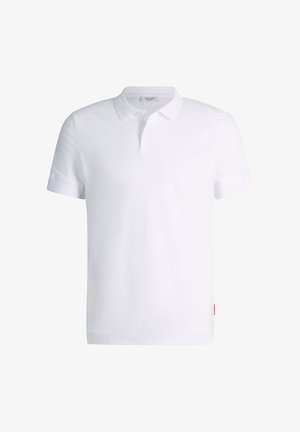 Polo blanc à manches courtes avec deux boutons et un col, présentant une petite étiquette sur la couture latérale gauche.