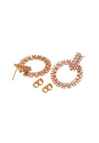 Orecchini a cerchio in tono oro con pietre rosa rettangolari e un design testurizzato. Include piccoli pezzi curvi accentuati coordinati.