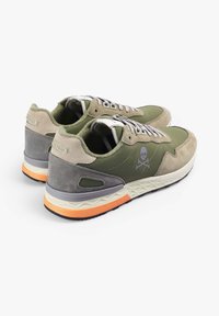 Olivově zelené tenisky s šedými semišovými detaily, síťovinovým svrškem, gumovou podrážkou a detailem s logem lebky. Mají polstrovaný límec a systém šněrování.