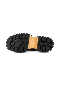 Zwarte robuuste buitenzool met diepe groeven, met een gouden accent in het midden en gegraveerde maatmarkeringen, ontworpen voor grip en duurzaamheid.