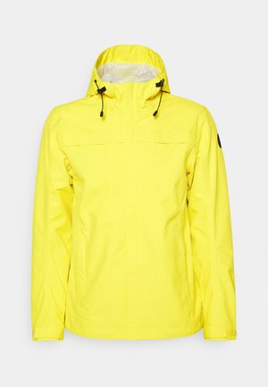 Chaqueta impermeable de color amarillo brillante con capucha, cordones ajustables, mangas largas, bolsillos laterales y un parche circular negro en el brazo izquierdo.