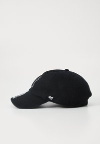Schwarze Baumwoll-Baseballkappe mit gebogenem Schirm, gesticktem '47'-Logo an der Seite und einem schlichten Design. Einfarbig, keine Muster oder Akzente.