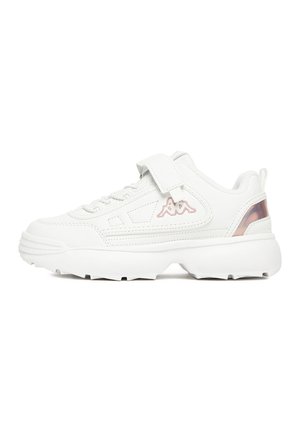 Białe masywne sneakersy z grubą podeszwą, paskiem na rzep, sznurowane z przodu oraz różowym refleksyjnym detalem na pięcie i logo z boku.