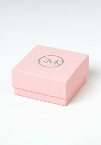 Rosa fyrkantig smyckesask med en slät matt yta och en silverlogotyp centrerad på locket. Har ett avtagbart lock och en kompakt design.