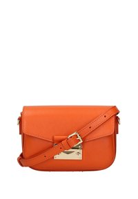 Pomarańczowa skórzana torba na ramię z klapką, złotymi akcentami i regulowanym paskiem. Gładka tekstura z minimalistycznym wzornictwem.