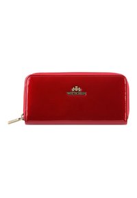 Portafoglio in finta pelle rossa con finitura lucida, chiusura con zip, placca logata dorata e forma rettangolare arrotondata. Presenta dettagli di cucitura lungo i bordi.