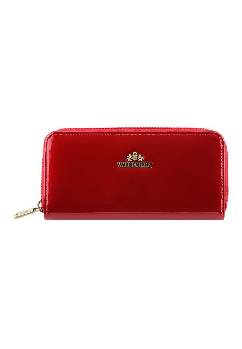Portafoglio in finta pelle rossa con finitura lucida, chiusura con zip, placca logata dorata e forma rettangolare arrotondata. Presenta dettagli di cucitura lungo i bordi.