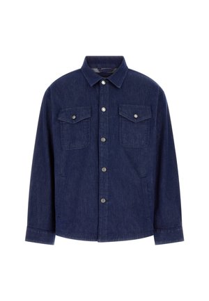 Ciemnoniebieska kurtka dżinsowa z długimi rękawami, zapięciem na guziki, dwoma kieszeniami na piersi z klapkami oraz spiczastym kołnierzem.