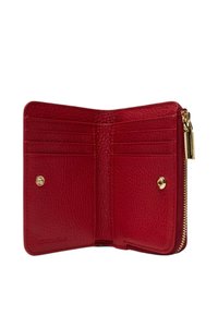 Portafoglio in pelle rossa aperto, che mostra molteplici scomparti per carte, chiusure a scatto e un portamonete con zip con cursore dorato.