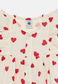 Βρεφικό φόρεμα με φουσκωτά μανίκια, υφασμάτινο κρεμ εκτύπωση με κόκκινες καρδιές, κλείσιμο με κουμπιά μπροστά και ετικέτα μεγέθους 12 μηνών/74 εκ.