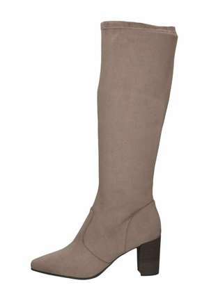 Taupe dameslaars tot aan de knie met spits toe en blokhak, gemaakt van suèdeachtig materiaal met zichtbare stiksels.