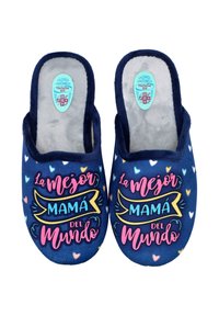 Un par de zapatillas de casa de felpa azul marino con corazones coloridos y el texto en español "La mejor mamá del mundo" en la parte superior.