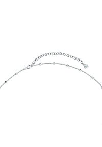 Bracciale in argento con piccole perline rotonde e un accento a forma di cuore, progettato con una delicata texture e lunghezza regolabile.