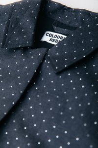 Tengerészkék ing, apró fehér pöttyös, texturált anyagból. Csúcsos gallérral és "COLOUR REBEL" feliratú címkével.