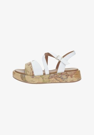 Sandal in pelle bianca con fasce incrociate, soletta imbottita marrone e una piattaforma marrone decorata con un design di una mappa del mondo vintage.