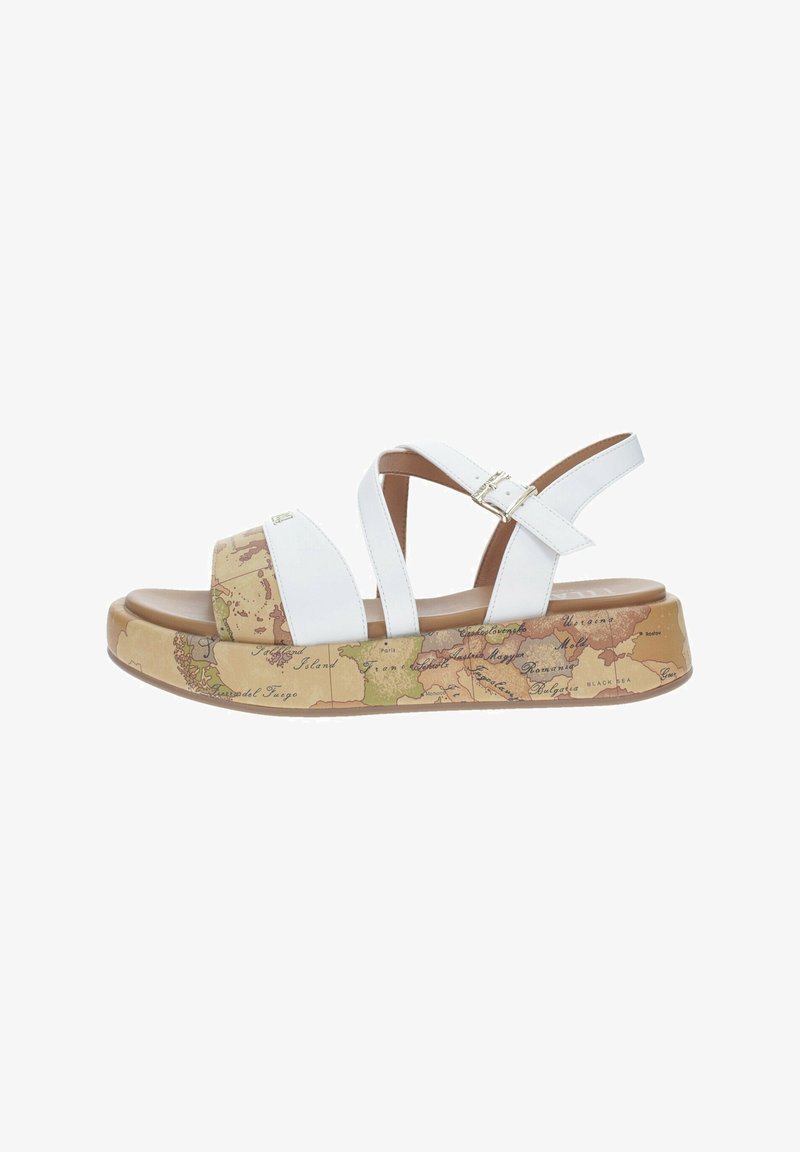 Sandal in pelle bianca con fasce incrociate, soletta imbottita marrone e una piattaforma marrone decorata con un design di una mappa del mondo vintage.