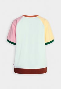 Värikäs lyhythihainen collegepaita, jossa on vaaleansininen vartalo, vaaleanpunaiset, keltaiset ja vihreät raglan-hihat sekä ruskea helma. Pehmeä kangas.