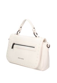 Borsa a mano in pelle bianca con decorazioni a borchie, tasca frontale con zip e forma strutturata. Presenta un manico superiore e una superficie liscia.