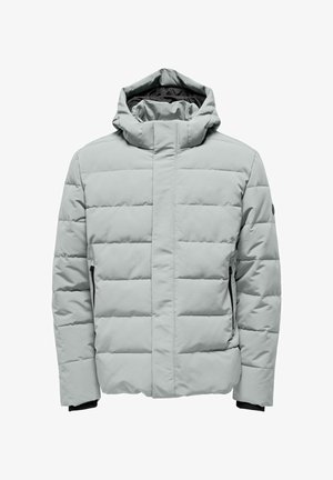 Világosszürke puffjakó kapuccsal, vízszintes steppelt panelekkel, cipzáras zsebekkel és elülső záródással, látható hardver nélkül.