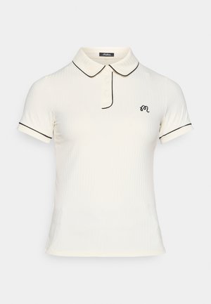 Polo in crema con una trama a coste, bordo a contrasto nero sul colletto e sulle maniche, e un piccolo logo ricamato sul petto.