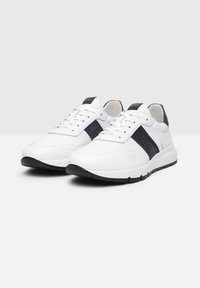 Scarpe da ginnastica bianche con una striscia in pelle blu navy, design con lacci, suola imbottita e texture in pelle liscia.