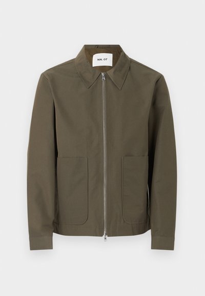 Veste vert olive avec fermeture éclair à l'avant, col pointu, manches longues et deux poches plaquées à l'avant, étiquette NN.07 à l'intérieur du col.