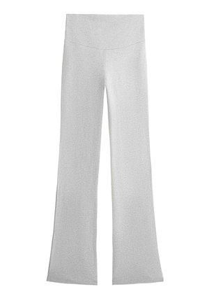 Lichtgrijze, wijd uitlopende broek met een hoge tailleband, een gladde textuur en een eenvoudig ontwerp, plat liggend afgebeeld op een witte achtergrond.