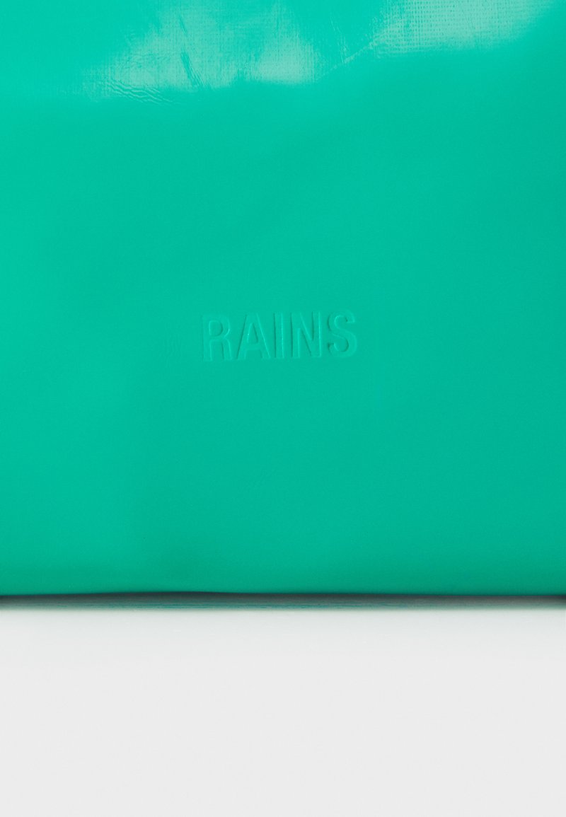Borsa impermeabile color ciano realizzata in materiale liscio, con logo "RAINS" in rilievo nella parte inferiore, design minimalista con forma piatta.