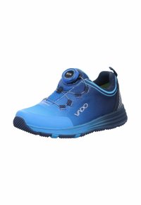 Scarpa sportiva blu con un design testurizzato, sistema di allacciatura BOA, dettagli in mesh e suola in gomma. Struttura leggera e traspirante.