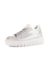 Zilveren metallic sneakers met een gestructureerd oppervlak, een ronde neus en een witte platformzool. Het interieur heeft een zachte, donzige voering.