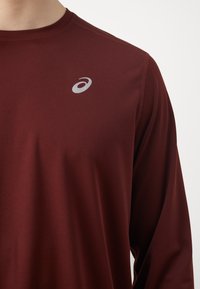 ASICS CORE  - T-shirt à manches longues - dark red planet