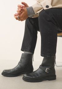 Next REGULAR FIT - FOREVER COMFORT BIKER - Aulinukai su platforma - black leather