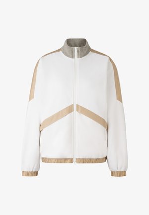 Witte jas met beige accenten, geribde grijze kraag, ritsluiting aan de voorkant en elastische manchetten en zoom; heeft een kleurgeblokkeerd ontwerp.