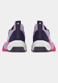 Baskets de sport violettes et navy avec des accents roses, présentant une tige en tissu texturé, une semelle intermédiaire blanche et une semelle extérieure en caoutchouc.