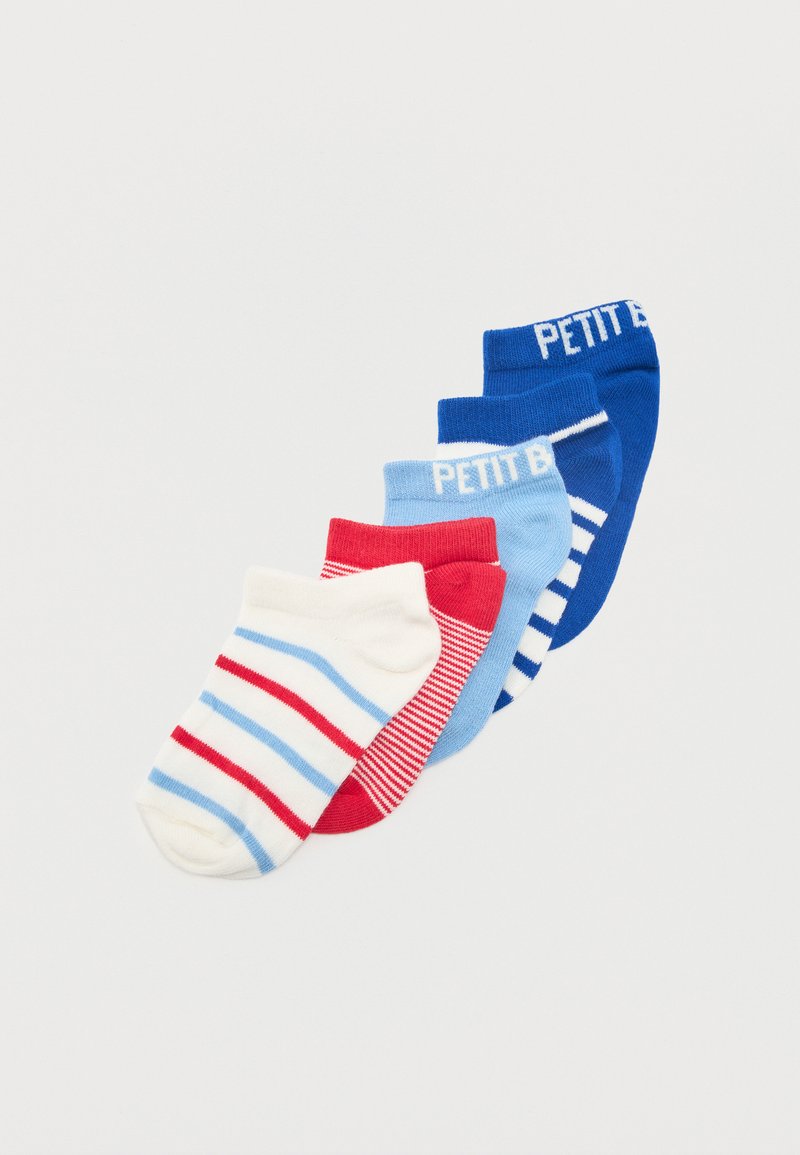 Quatre paires de chaussettes basses en blanc, rouge, bleu clair et bleu foncé avec des rayures et le texte "PETIT B" sur les bord-côtes.