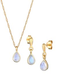 Goudkleurige ketting en oorbellen met peervormige, opaalachtige stenen met een glad oppervlak. De ketting heeft een gedraaide ontwerp.