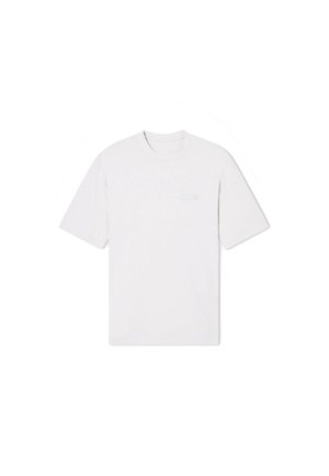 T-shirt bianco a maniche corte realizzato in cotone morbido. Presenta un collo rotondo e un piccolo logo discreto sul petto sinistro. Texture liscia e uniforme.