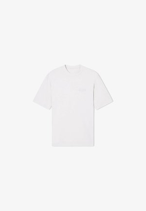 T-shirt bianco a maniche corte realizzato in cotone morbido. Presenta un collo rotondo e un piccolo logo discreto sul petto sinistro. Texture liscia e uniforme.