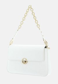 Weißes Lederhandtasche mit Klappenverschluss, goldener Kettenriemen und rundem Logo-Akzent auf der Vorderseite. Glatte Textur, rechteckige Form.