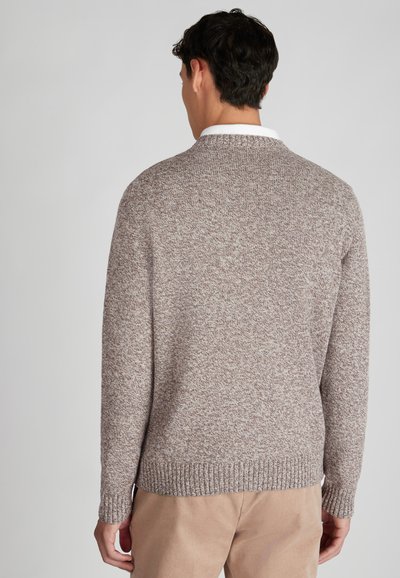 Pull en tricot brun clair avec un motif texturé, des poignets et un ourlet côtelés, et un large col rond. Présenté porté de dos.