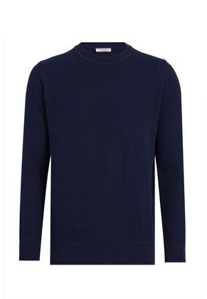 Granatowy sweter z długim rękawem, okrągłym dekoltem, fakturowanym wzorem dzianiny oraz ściągaczami na mankietach i dole.