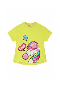 Camiseta de algodón amarilla brillante con un unicornio de dibujos animados que lleva una gorra rosa, burbujas y corazones coloridos; mangas cortas y dobladillo redondeado.