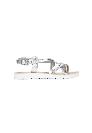 Sandalias planas metálicas plateadas con correas trenzadas, una hebilla ajustable en el tobillo y una suela de goma blanca. Textura suave y diseño minimalista.